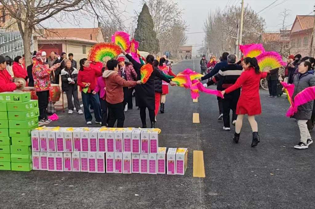 屏祥源孙正波总经理为店西村75岁以上老人送去年货（大礼）